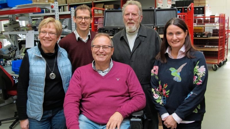 Bernd Esders zusammen mit Vertretern und Vertreterinnen der Hazelunne Tafel und des Sozialdienstes katholischer Frauen